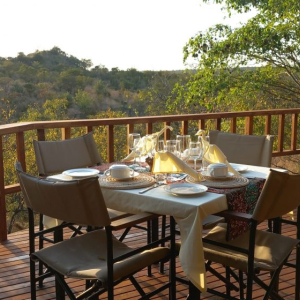 Terrasse mit gedeckten Tischen zum Essen