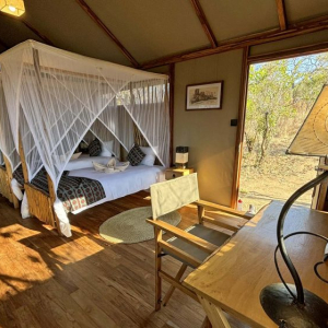 Schreibtisch und zwei Einzelbetten in den Zelten