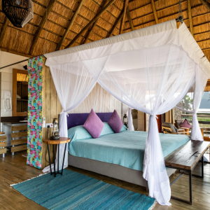 Doppelbett & Wohnbereich