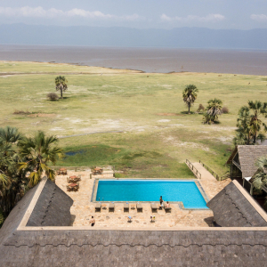 Pool mit Liegen und Aussicht auf die Savanne
