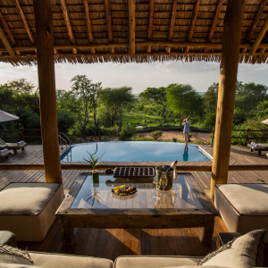 Elewana Tarangire Treetops Pool mit Liegen und Lounge