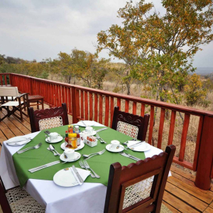 Speiseterrasse mit gedecktem Tisch