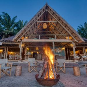 Feuerstelle und Hauptzelt