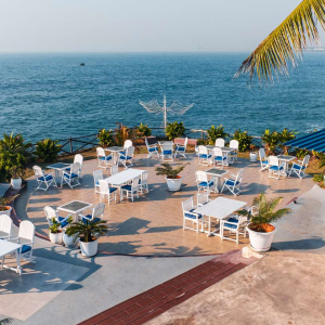 Pizza Bar und Terrasse mit Sitzmöglichkeiten