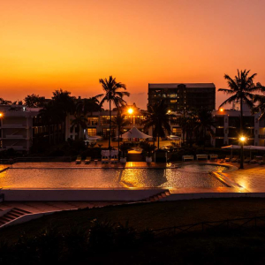 Poolbereich am Abend