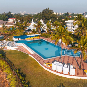 Overview Hotel mit Pool und Gartenbereich