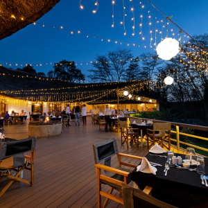 Terrasse mit gedeckten Tischen