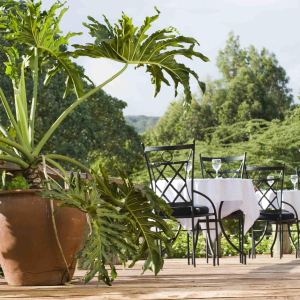 Terrasse mit gedeckten Tischen