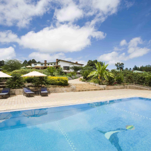 Tloma Lodge Karatu Pool und Haupthaus