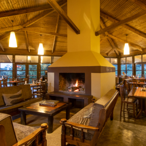 Rhino Lodge Speisebereich mit Feuerstelle