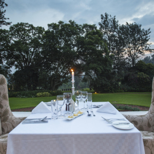 gedeckter Tisch auf der Terrasse der Unterkunft