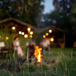 Kisima Ngeda Feuerstelle am Abend
