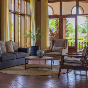 Lounge mit Stühlen und Couch