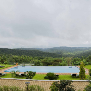 Pool mit Ausblick auf die Landschaft
