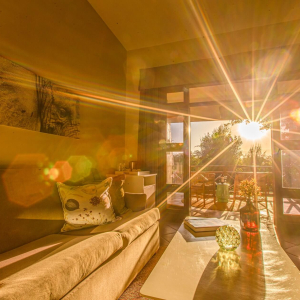 Wohnbereich mit Ausblick auf die Terrasse