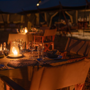 gedeckte Tische am Abend