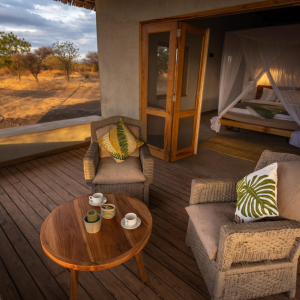 private Veranda mit Doppelbett im Hintergrund