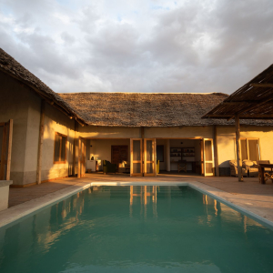 Pool und Einblick in die Lounge