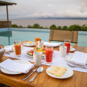 Frühstückstisch am Pool