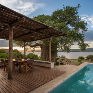 Terrasse mit Pool und Ausblick auf den Lake Manyara