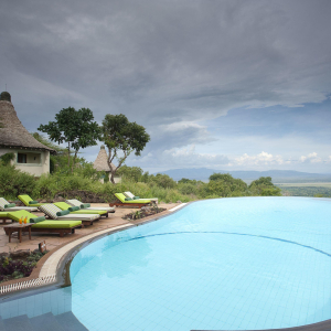 Pool mit Liegen und Ausblick