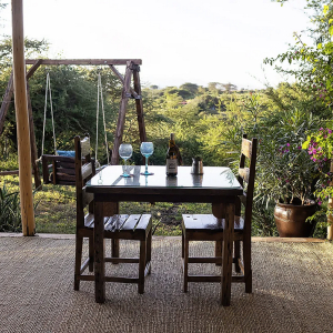 gedeckter Tisch auf der Terrasse 