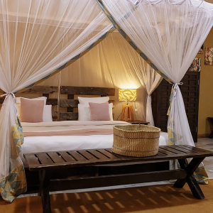 Doppelbett mit Moskitonetz