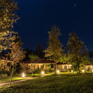 Zugang Lodges am Abend