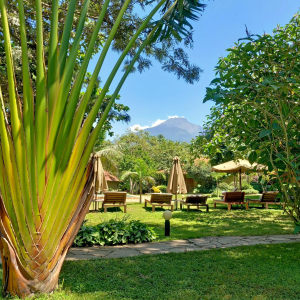 Garten mit Liegen und Aussicht auf Mount Meru
