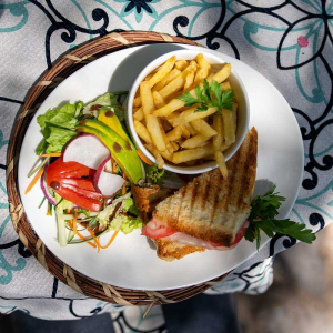 Toast mit Salat und Pommes