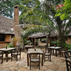 Terrasse mit Tischen