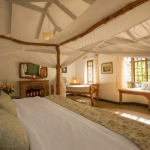 Doppelbett und Wohnbereich