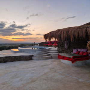 Poolbereich mit Liegemöglichkeit