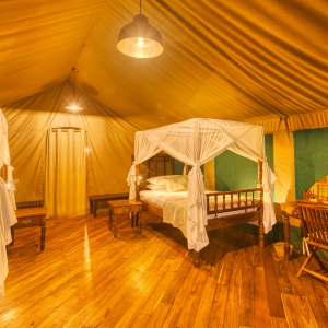 Zwei Einzelbetten und Schreibtisch