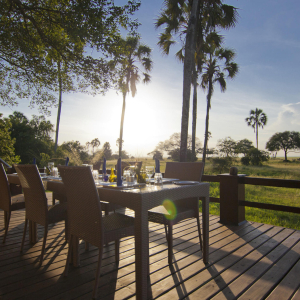 Esstisch auf der Terrasse mit Ausblick
