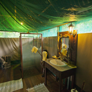 Bad mit Dusche und Waschbecken