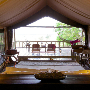 private Veranda mit Sessel und Hängematte