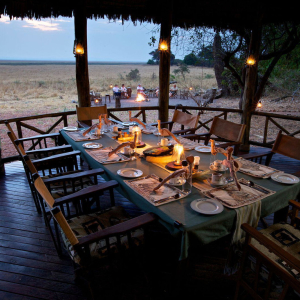 gedeckter Esstisch auf der Terrasse