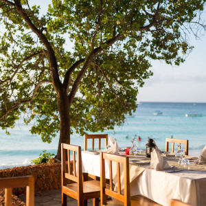 gedeckter Tisch mit Ausblick auf das Meer