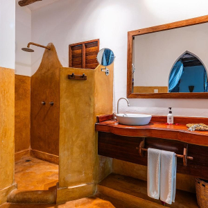 Badezimmer mit Dusche und Waschbecken