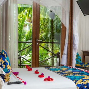 Doppelbett und Schreibtisch