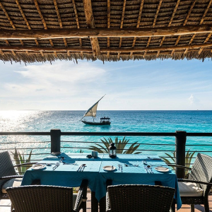 gedeckter Tisch mit Meerausblick