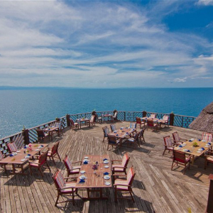 Terrasse mit gedeckten Tischen