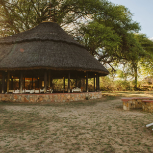 Gartenbereich und Hauptzelt