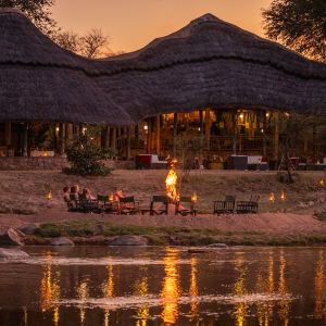 Feuerstelle am Fluss 