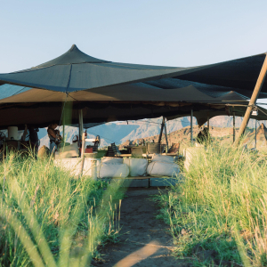 Lounge und Hauptzelt