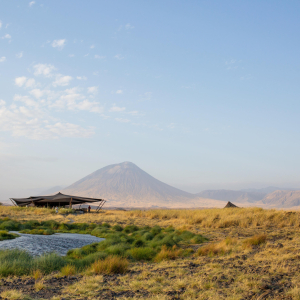 Speisezelt mit Blick auf den Lengai im Hintergrund