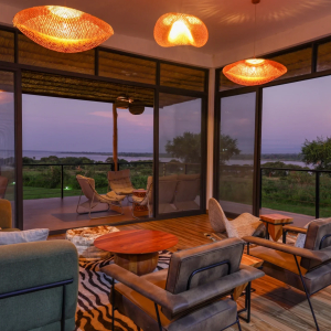 Lounge mit Ausblick auf die Landschaft