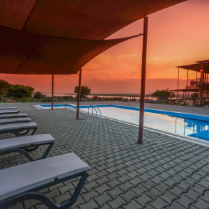 Poolbereich mit Liegen