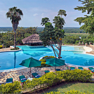 Poolbereich mit Liegen